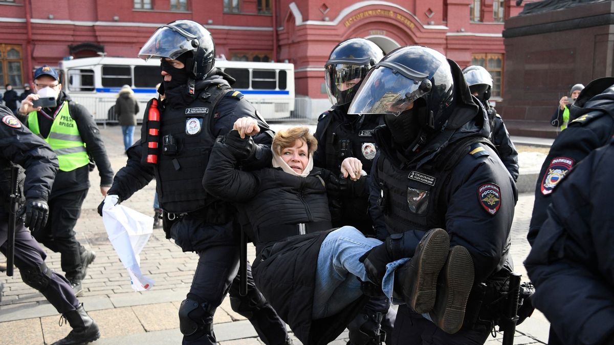 Ruská policie již zatkla na protestech proti mobilizaci přes tisíc lidí